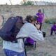 Un fotógrafo retrata a una familia que participa en una plantación de árboles